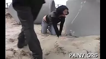 播放 浪漫的女人在摆姿势时什么都没穿