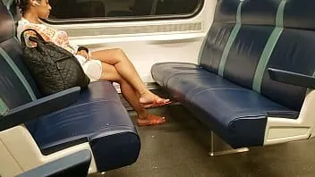 Afspelen Kijken naar openhartige ebony voeten op de trein