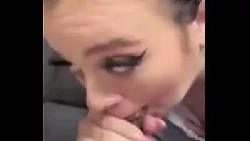 تشغيل انه cums في فمها بعد رأس مبلل قذرة