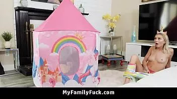 play Fodendo minha meia-irmã enquanto brincava com ela - myfamilyfuck