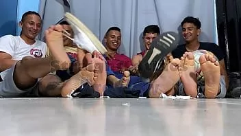 播放 5个直男用脚踢球