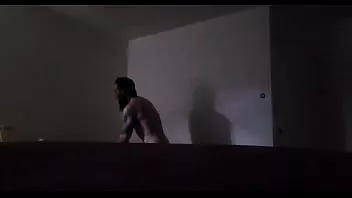Oynat Cassy cass, duştayken komşunun evine gizlice girer ve amcığı yenerek güzelce düzülür.