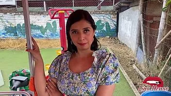 Oynat Bir yabancı, meyve suyu satıcısını para karşılığında sikini emmek için evine davet eder ve tüm menisini yutana kadar ona hayatının en iyi oral seksini verir.