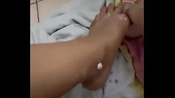 Oynat Ikisini birbirine ovuştururken ayaklarıma ılık mum döküyorum