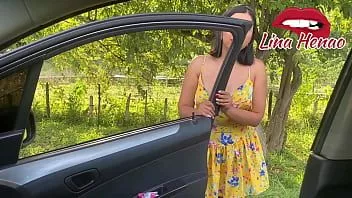 تشغيل أنا أركب سيارة شخص غريب ونضاجعنا بشدة على الطريق السريع