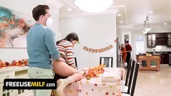 play Orgía de Acción de Gracias: la reunión familiar se convierte en un porno obsceno de uso gratuito