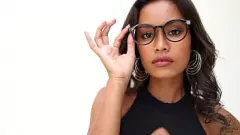 Reproduzir Curvy Ebony Putri Cinta fica travesso, mostrando sua pequena buceta